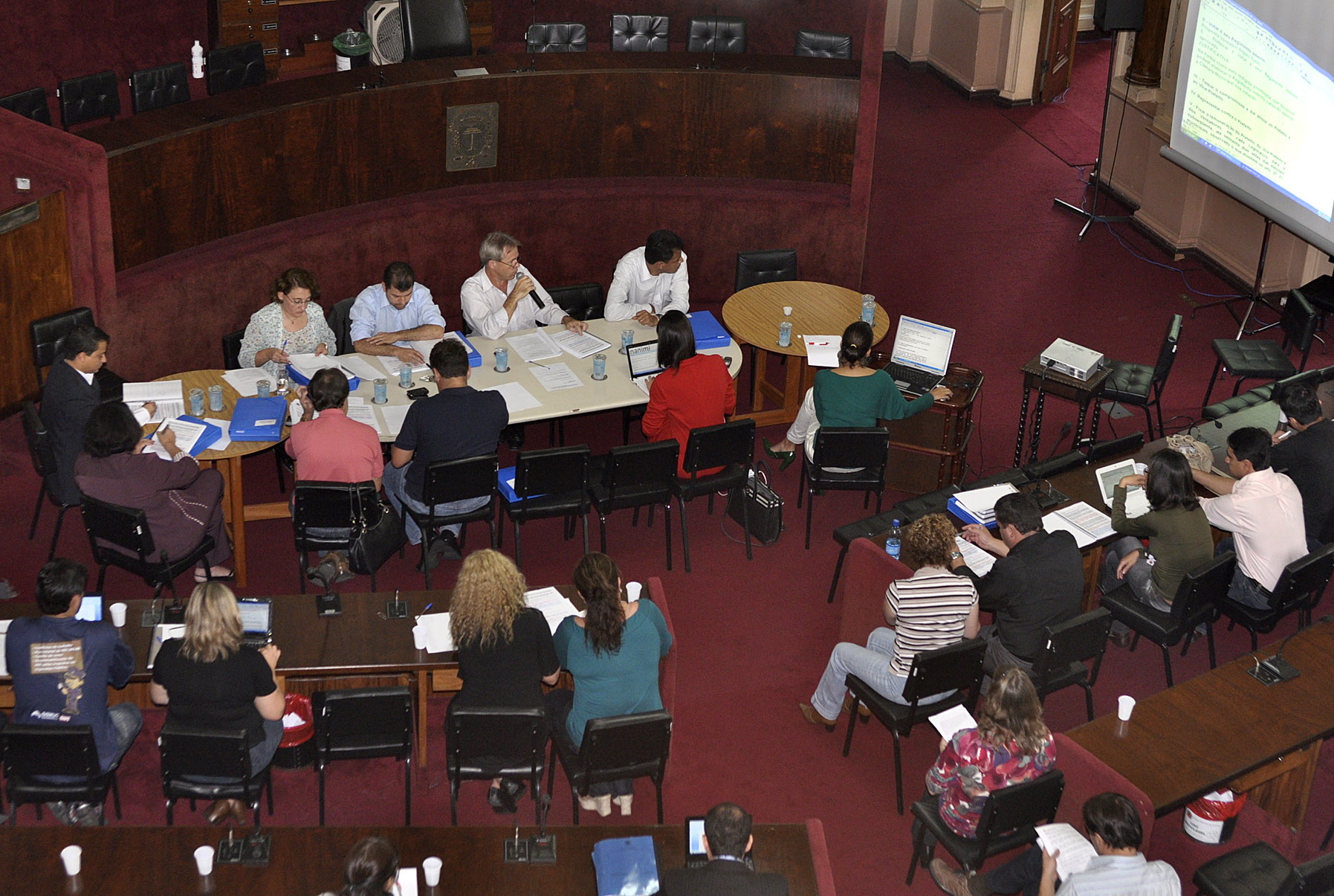 Comissão debate parcerias com órgãos especializados 