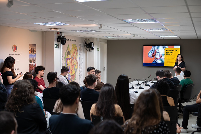 Comunicação Pública: Câmara de Curitiba recebe alunos da Universidade Positivo