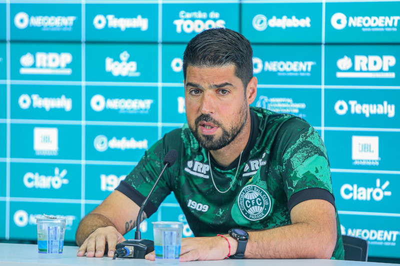 Contra a xenofobia, CMC aprova moção para técnico do Coritiba