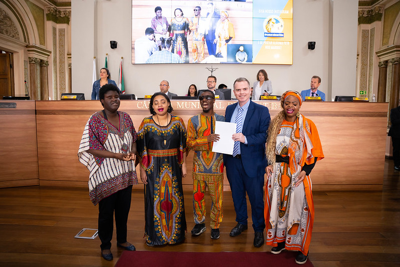 Vozes de Angola recebe homenagem e canta na Câmara de Curitiba