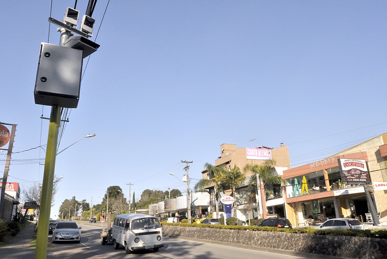 Curitiba continua sinalizando radares, informa vereador 