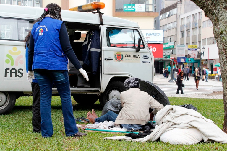 Curitiba tem projeto de lei para desestimular ato de dar esmolas