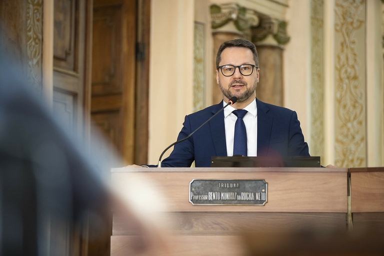 De volta da Prefeitura, Fachinello reassume presidência da CMC