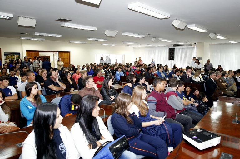 Debatido combate à doutrinação política e ideológica em escolas