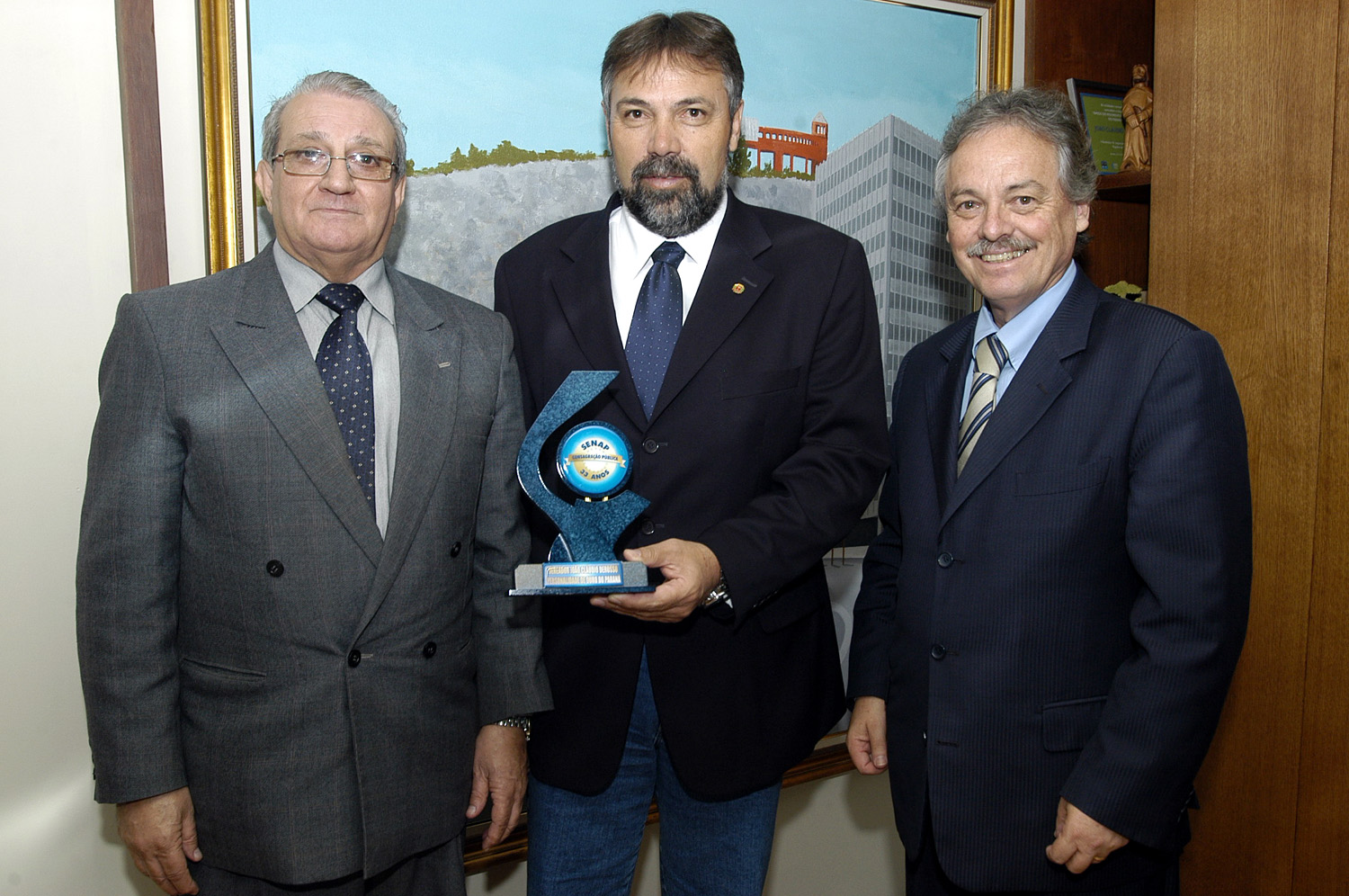Derosso e Mario Celso recebem troféu por atuação 