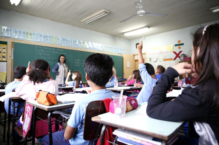 Direito de irmãos estudarem na mesma escola é debatido na Câmara