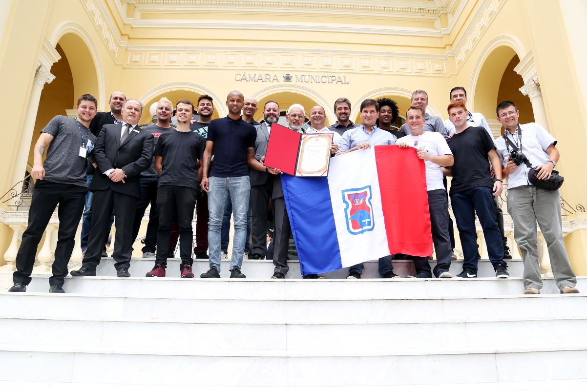 Diretoria e jogadores do Paraná Clube são homenageados