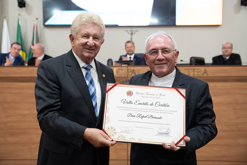 Dom Rafael Biernaski recebe o Vulto Emérito da Câmara Municipal de Curitiba