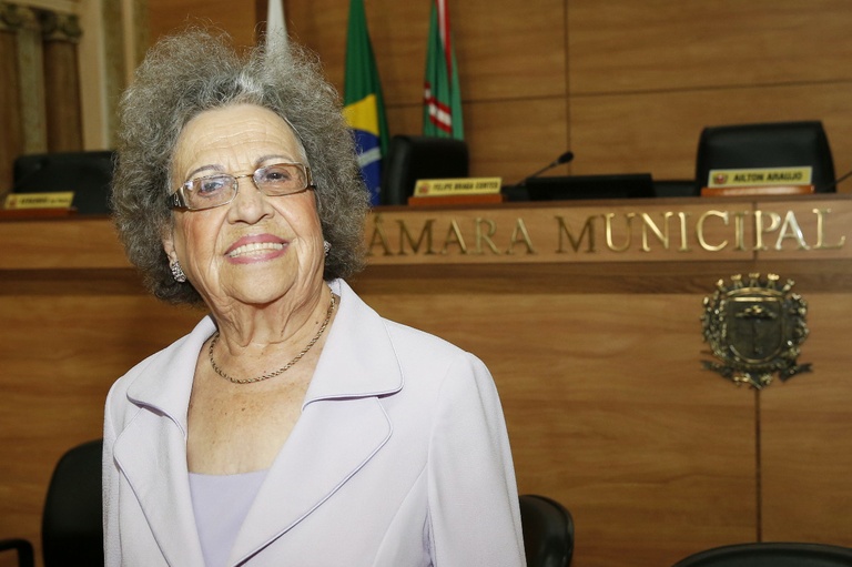 Dona Lourdes: "fiquei viúva e meti a cara na política"