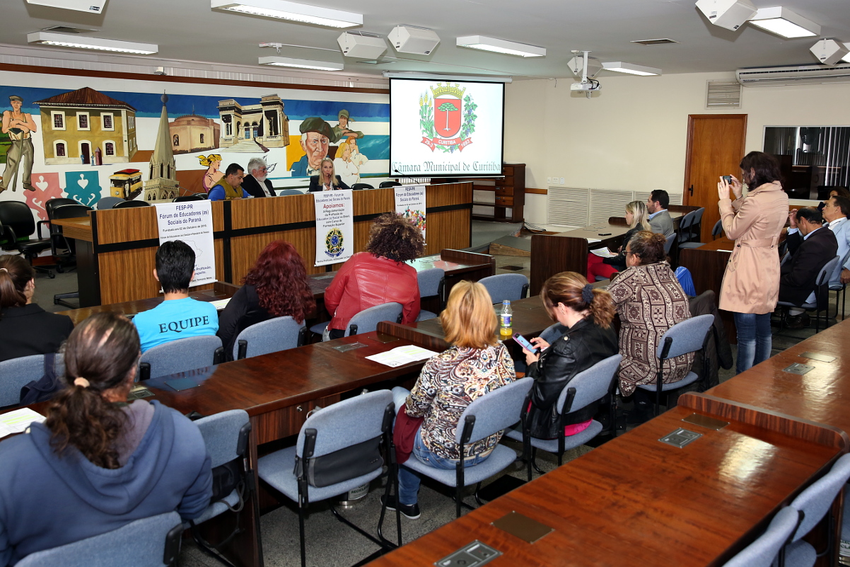 Educadores sociais debatem regulamentação da carreira