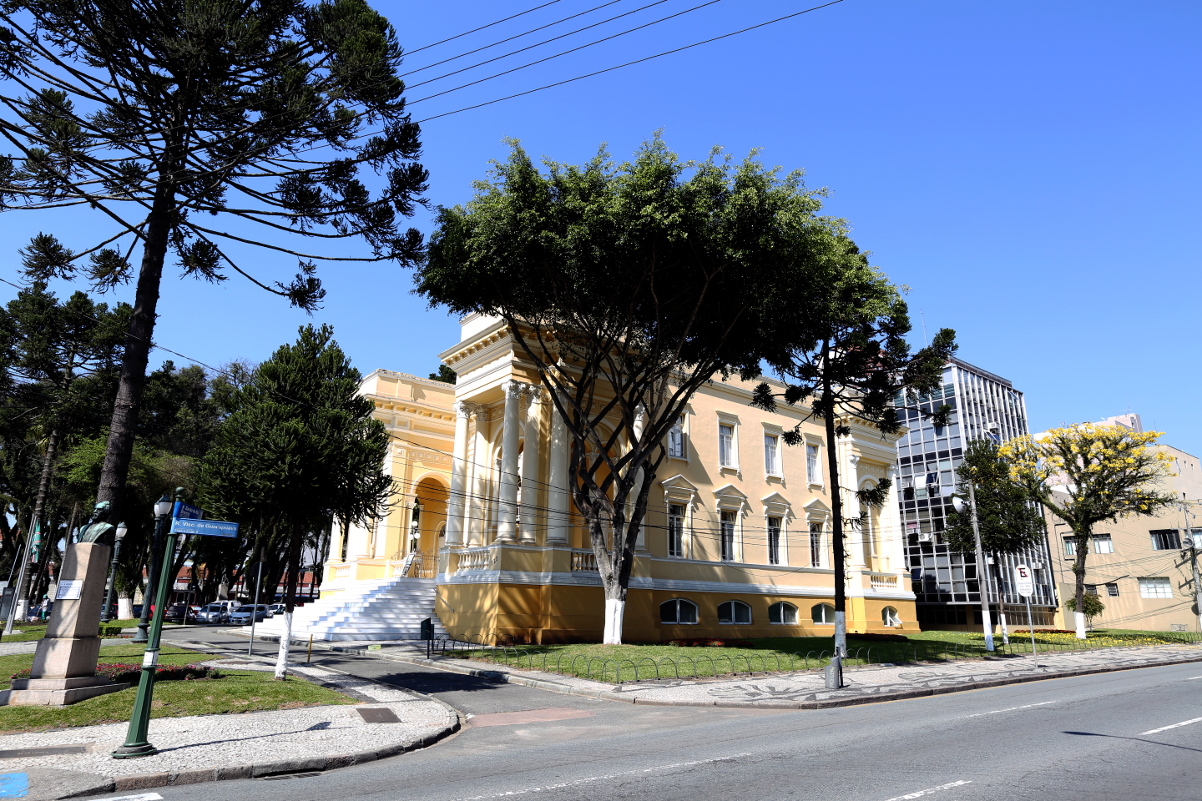 Em conferência, Escola do Legislativo aborda "Memória Política de Curitiba"