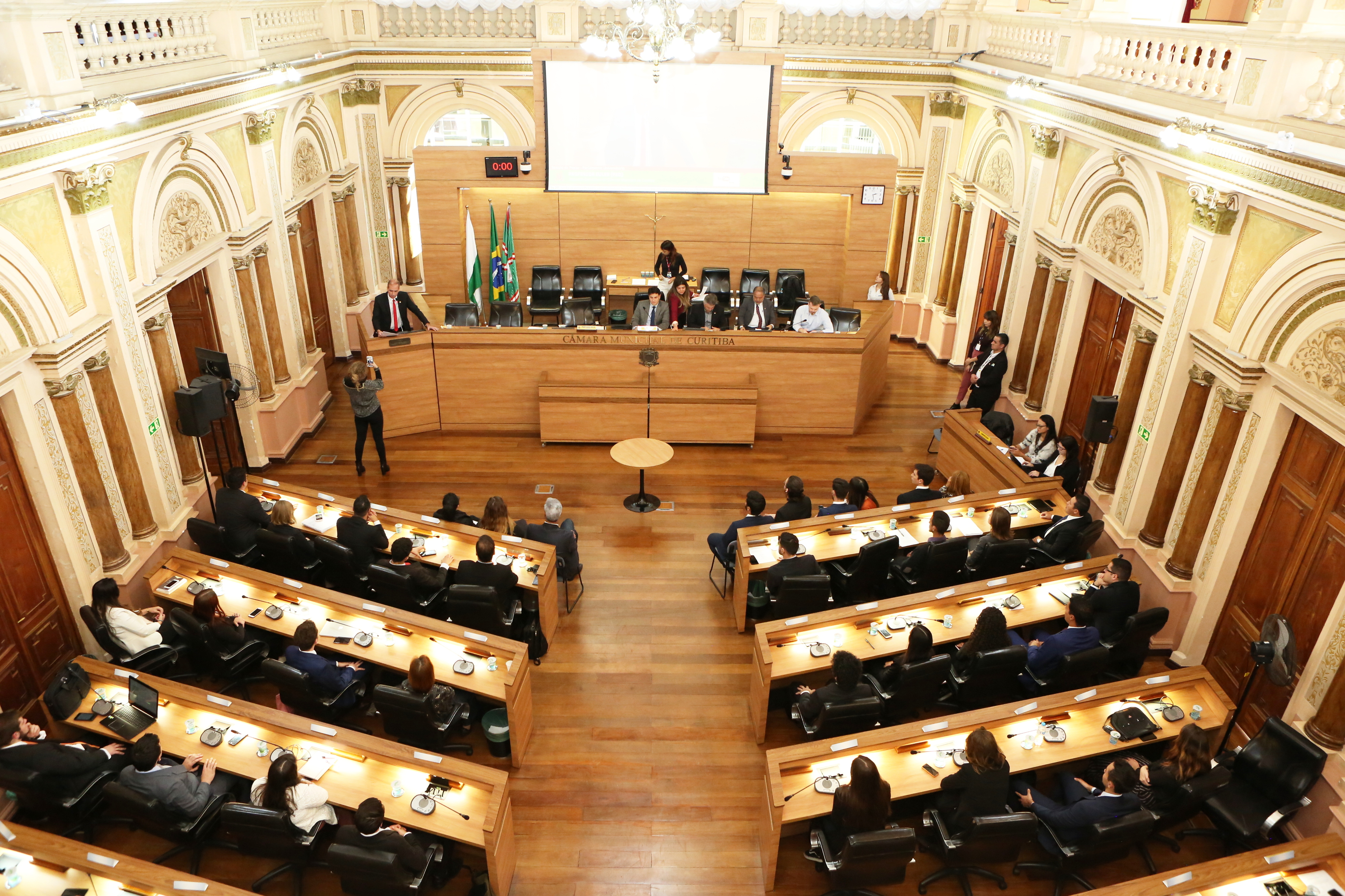 Em projeto de extensão, vereadores universitários tomam posse na CMC