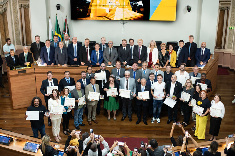 Em sessão solene, Câmara Municipal entrega o prêmio Cidade de Curitiba