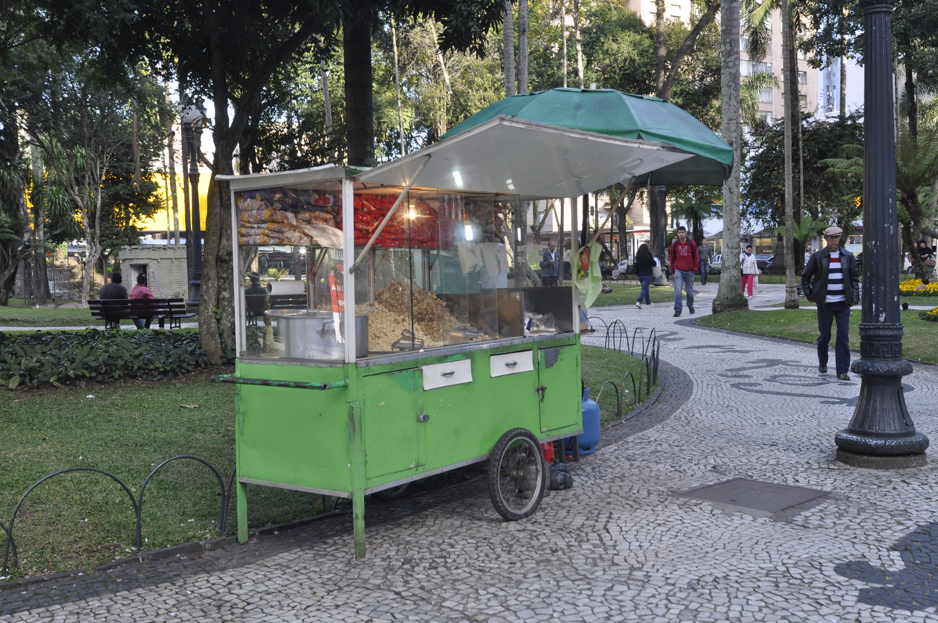 Em vigor norma que beneficia ambulantes de Curitiba