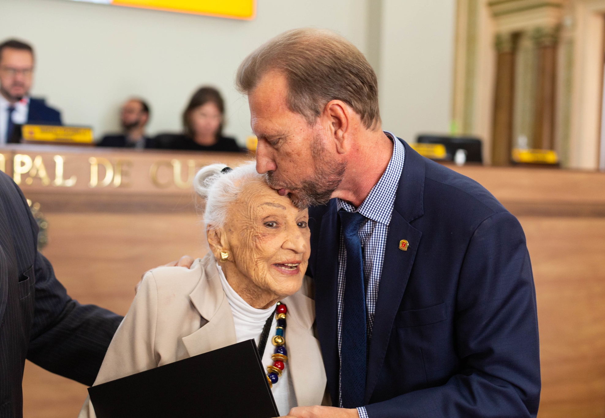 Escritora será reconhecida com Vulto Emérito de Curitiba