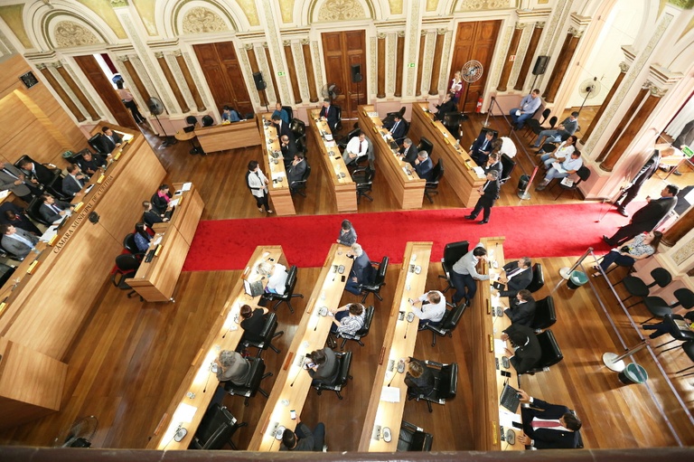 Estrutura parlamentar da Câmara de Curitiba tem 289 servidores