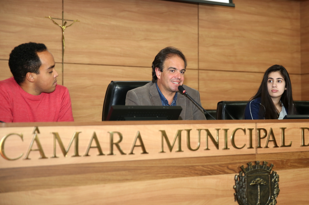 Estudantes do Colégio Santa Maria debatem o papel do vereador