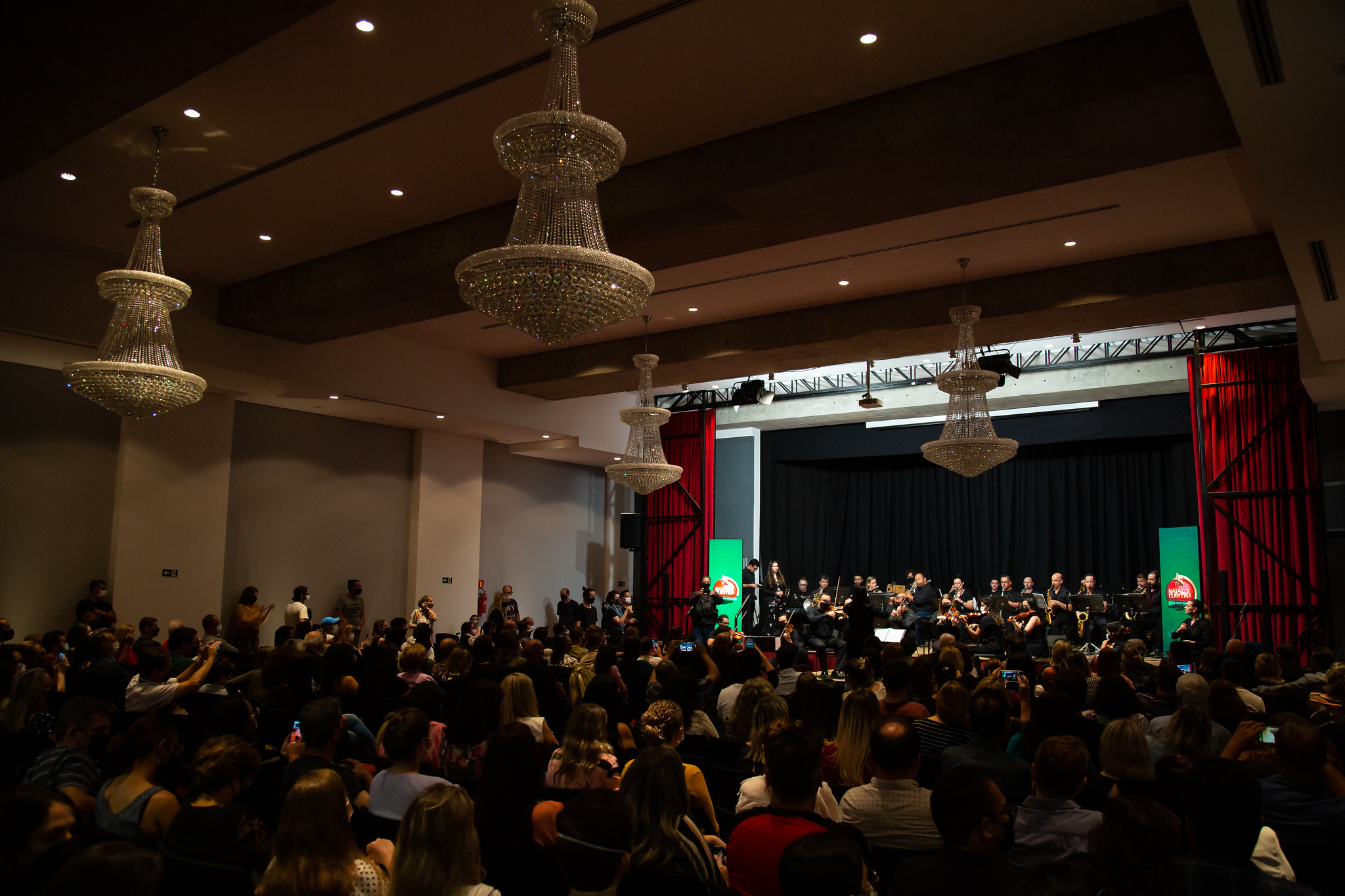 Evento natalino promovido pela Câmara e Prefeitura de Curitiba tem audiência lotada