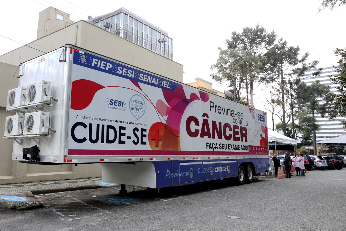Exames de prevenção ao câncer são ofertados em frente à Câmara