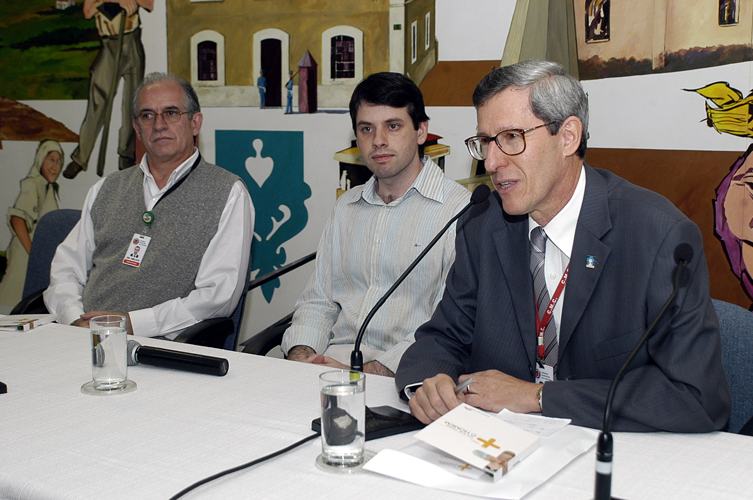 Funcionários assistem palestra sobre saúde 