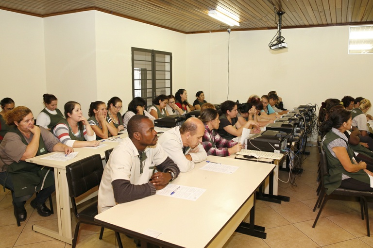 Funcionários da limpeza na Câmara passam por treinamento