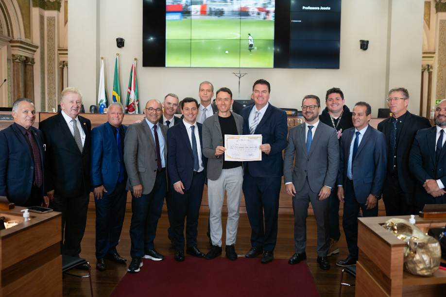 Ídolo do Coxa, Keirrison é homenageado na Câmara de Curitiba