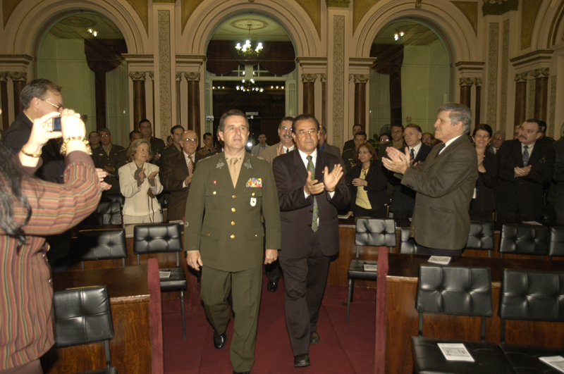 General recebe cidadania curitibana  