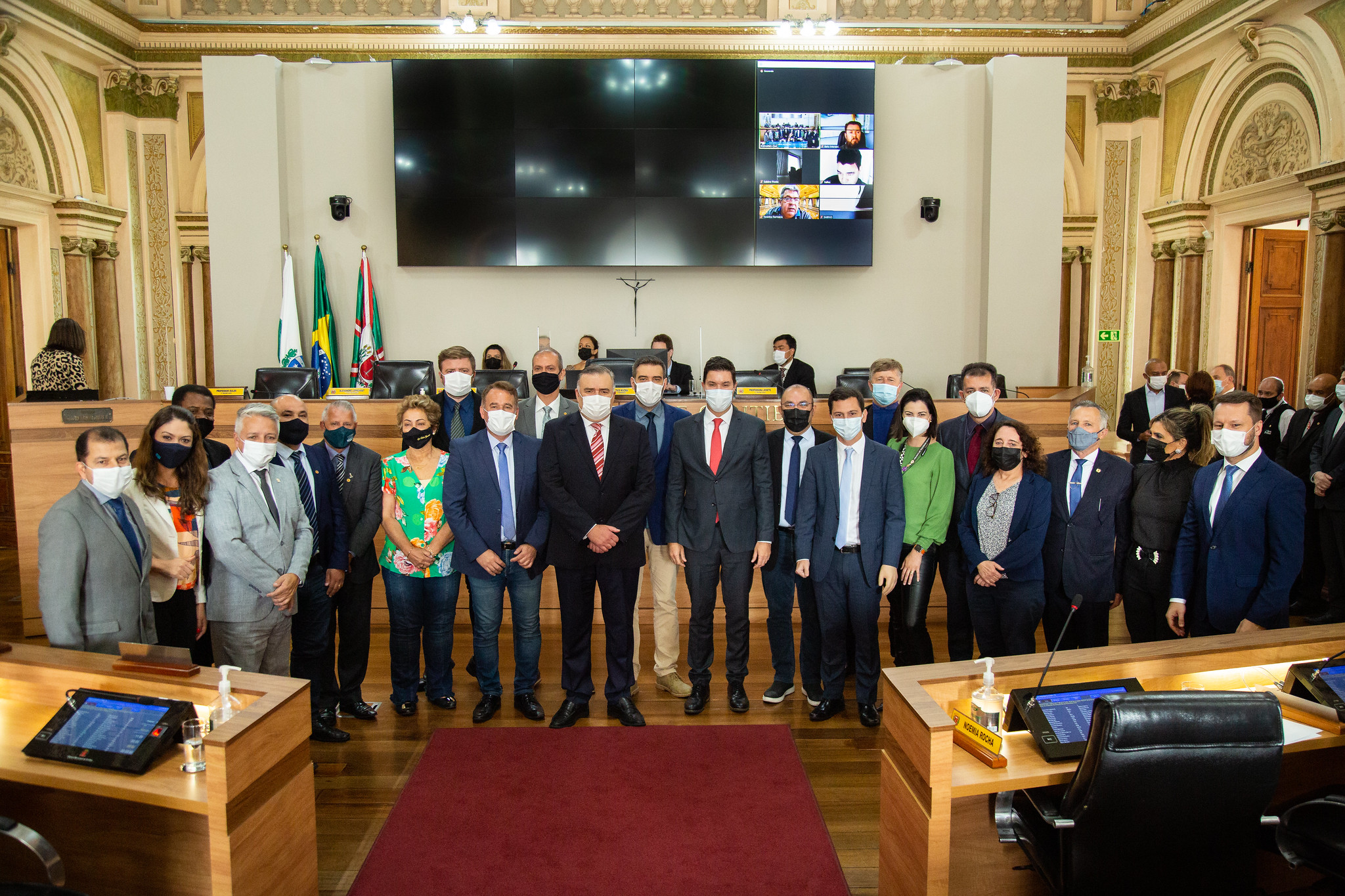 Guto Silva e Ney Leprevost apresentam Cartão do Futuro à Câmara de Curitiba