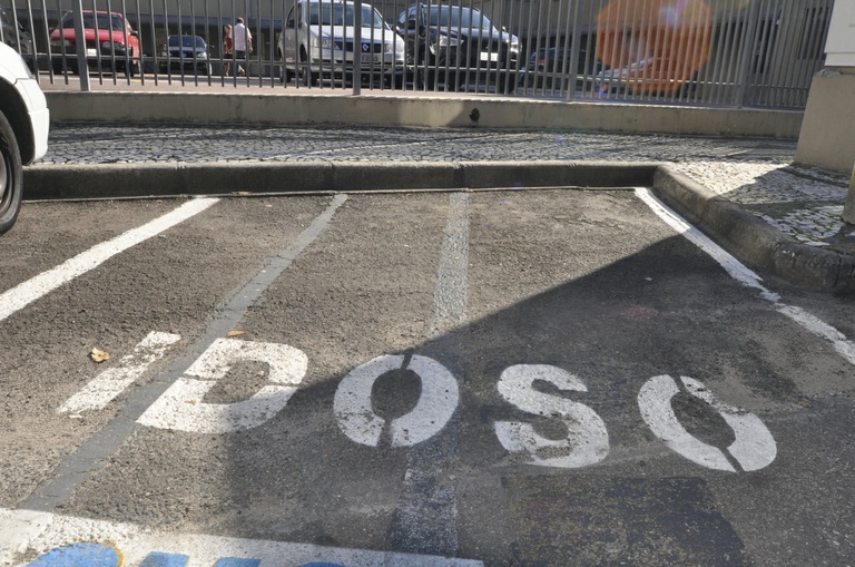 Idosos podem ter estacionamento gratuito em hospitais 