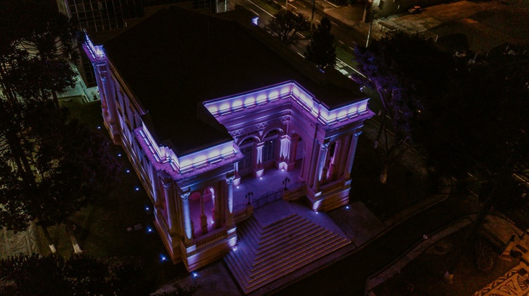 Iluminação da CMC marca Independência, prevenção ao  suicídio e conscientização sobre a fibrose cística