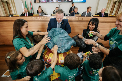 Crianças do Centro Educacional Kids entregam tampinhas na CMC.