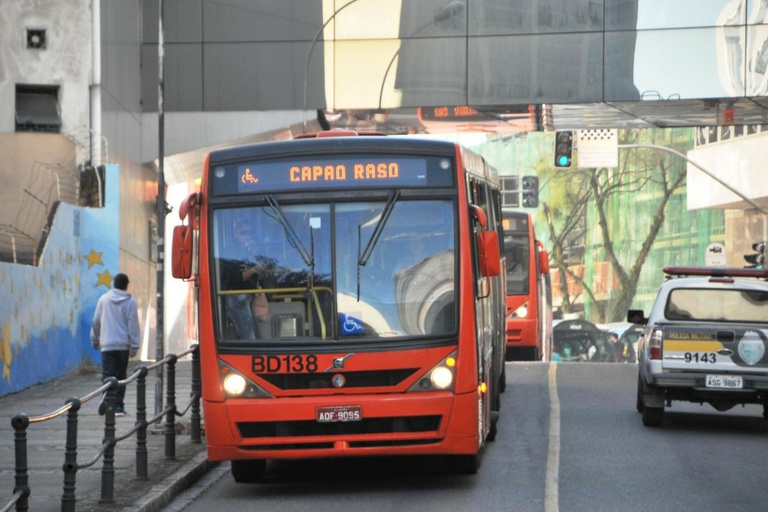 Imprudência com bicicletas nas canaletas de ônibus pode dar multa em Curitiba