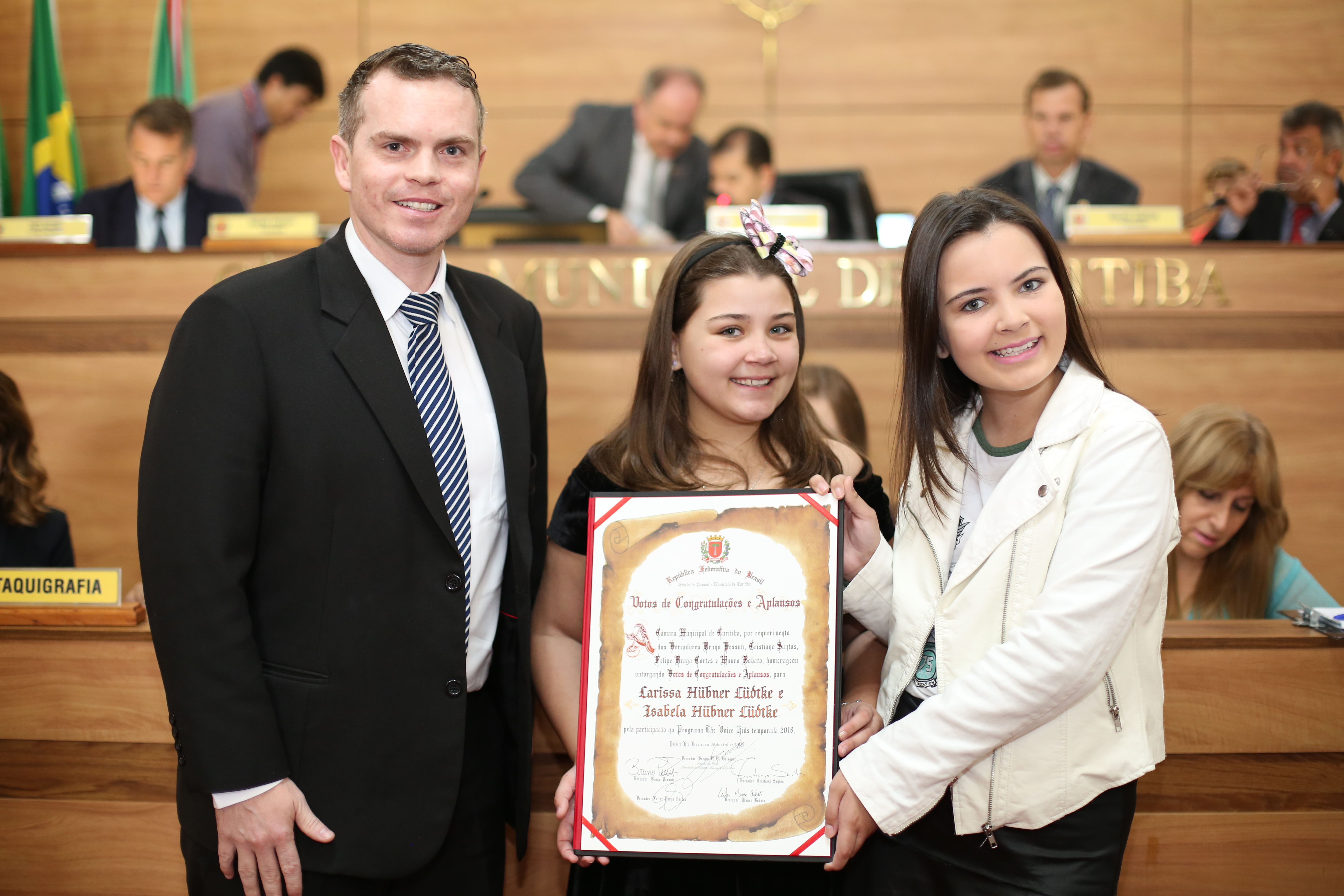 Irmãs do The Voice e finalista do Global Teacher são homenageados 