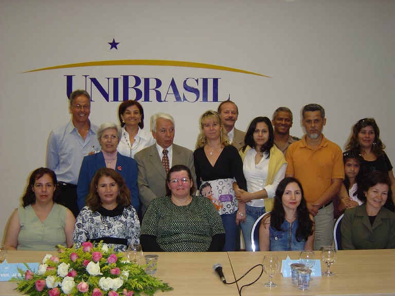 Jair Cézar entrega prêmio a vencedores de concurso 