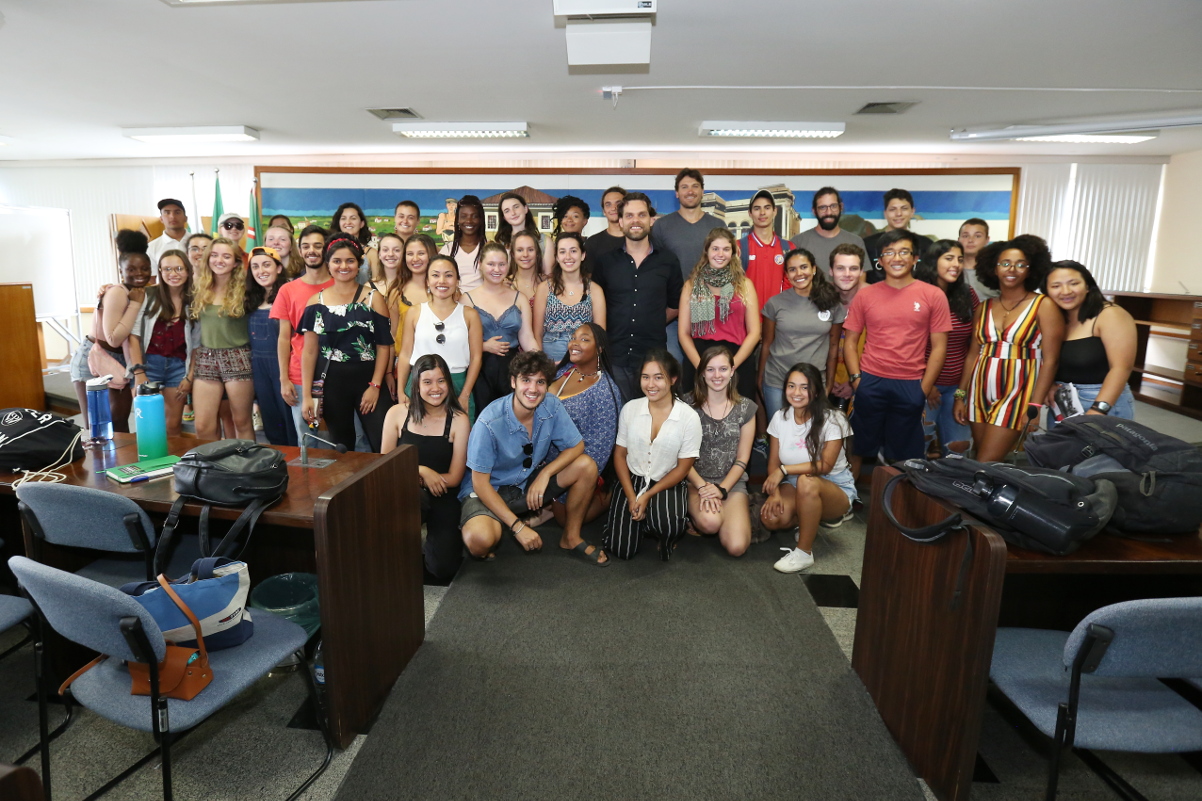Jovens de diversos países conhecem a Câmara de Curitiba