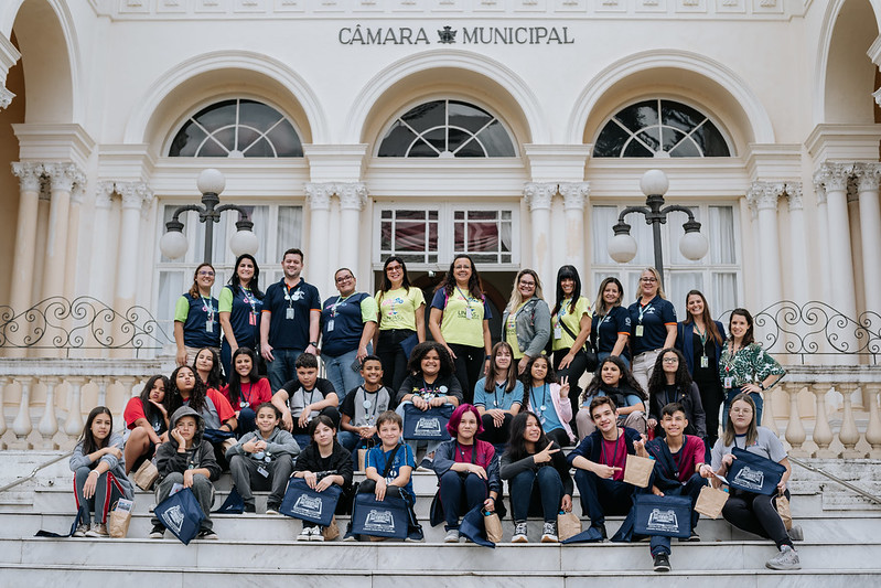 Jovens do projeto Embaixadores do Futuro visitam a Câmara de Curitiba