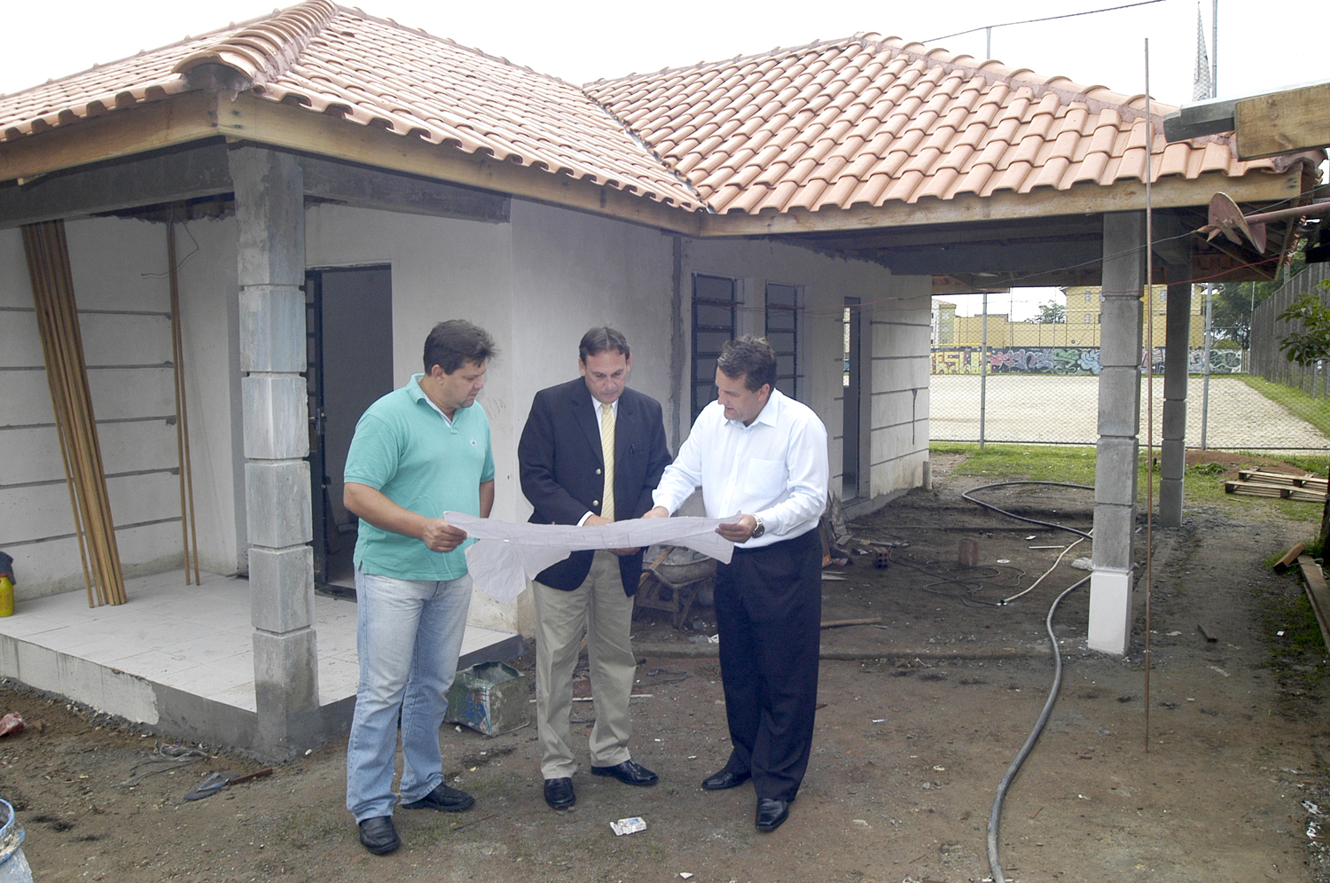 Kuzma visita obras de posto na Avenida Brasília 