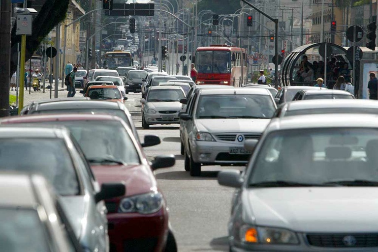 Legislação analisa multa a quem fumar em veículos junto com crianças