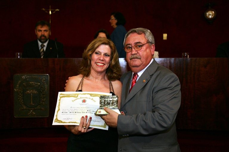 Legislativo entrega prêmio a profissional da educação 