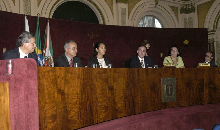 Legislativo recebe delegação internacional 