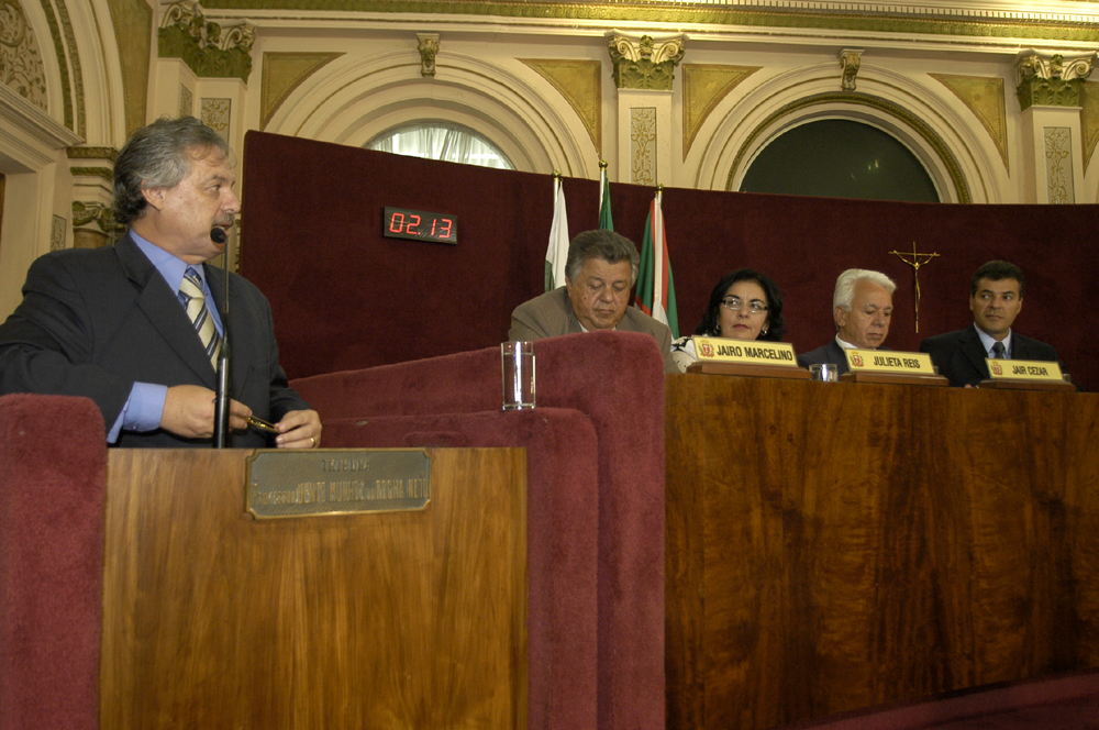 Líder do prefeito abre sessão plenária de 2006 