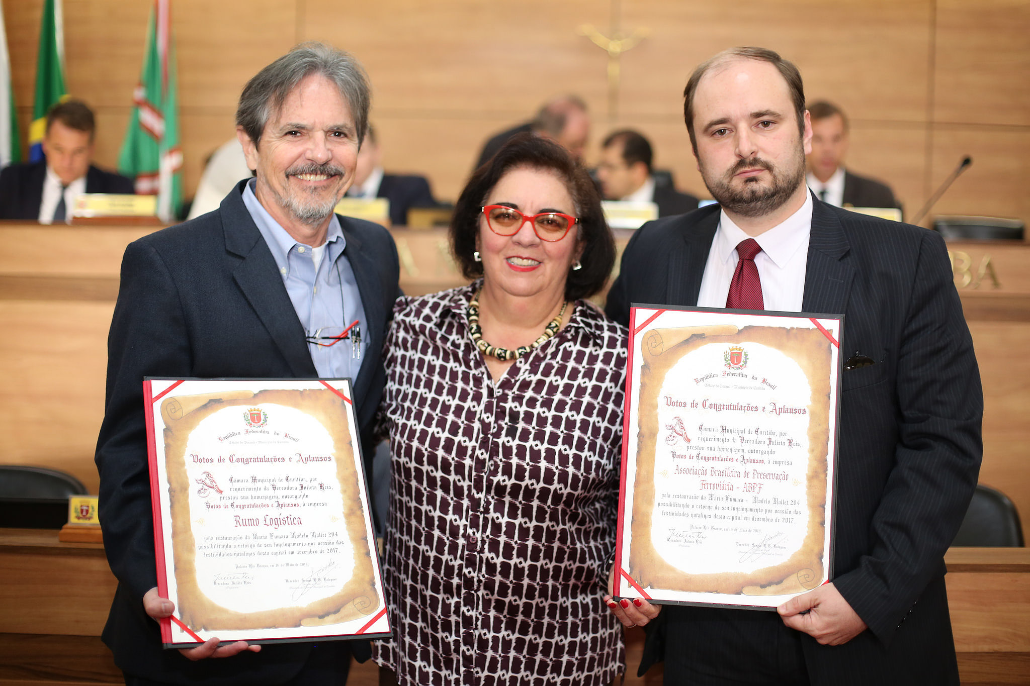 Maria Fumaça e guardas municipais são homenageados pelos vereadores