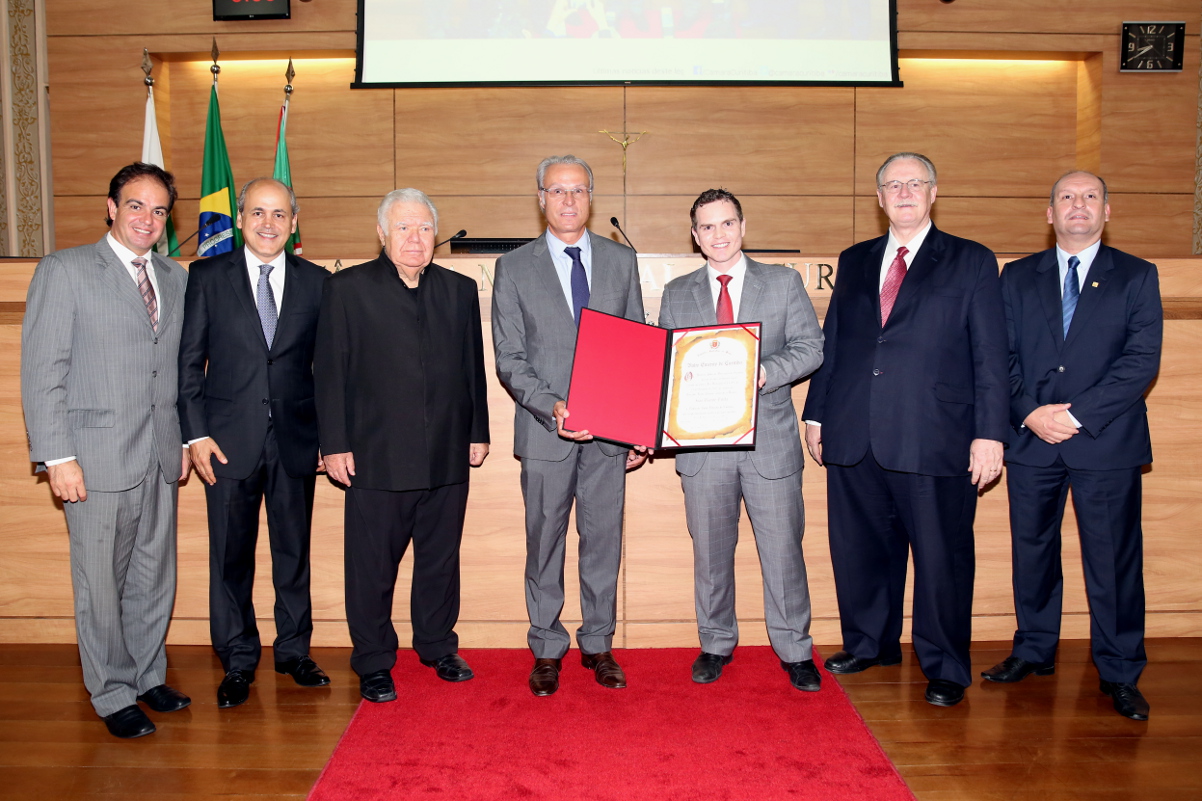 Médico João Vicente Vitola recebe título de Vulto Emérito de Curitiba