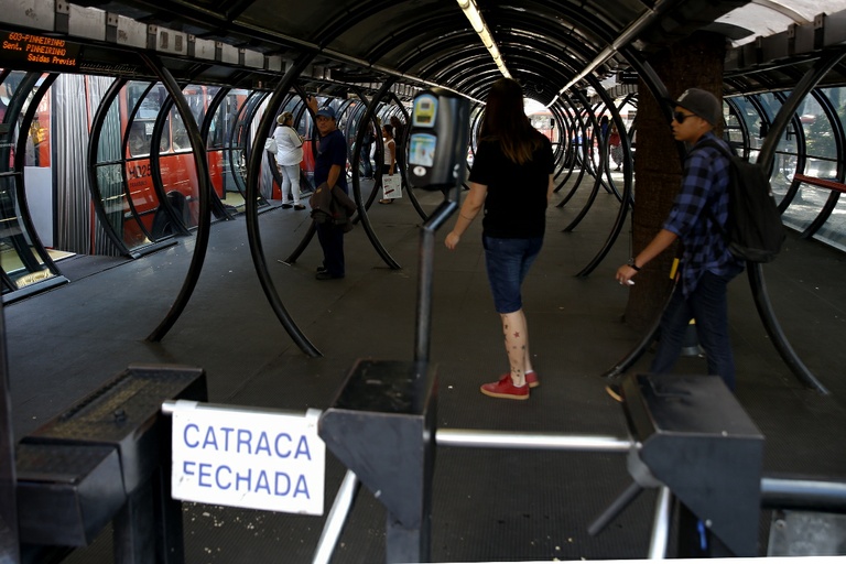 Multa para fura-catracas e outros nove projetos são aprovados