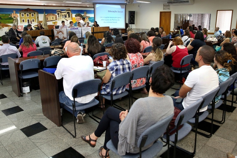 Na Câmara, educadores sociais discutem diretrizes para a profissão 