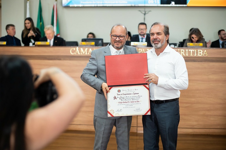 Colégios Doutor Xavier da Silva e Adventista do Portão são homenageados