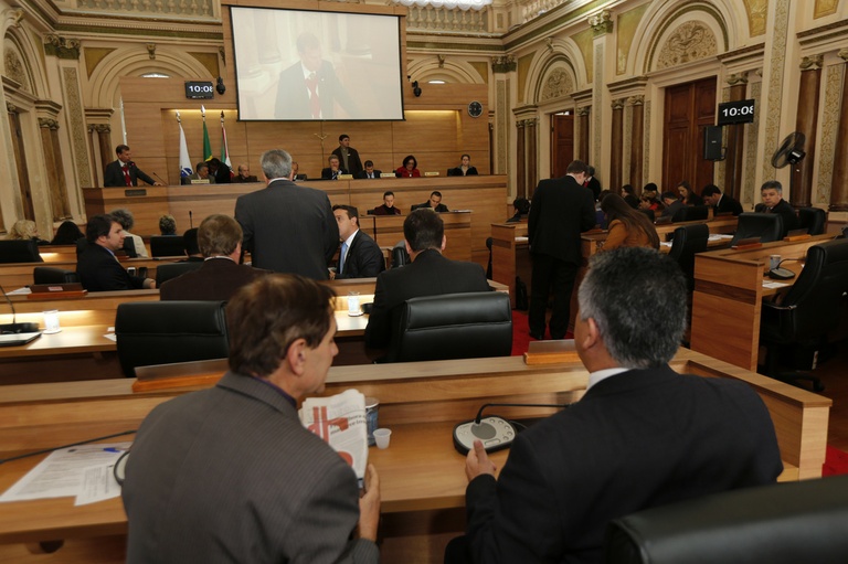 No plenário, destacadas proposições em homenagem a religiosos