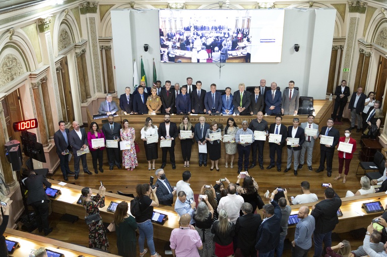 Nos 329 anos da cidade, Câmara concede o Prêmio Cidade de Curitiba
