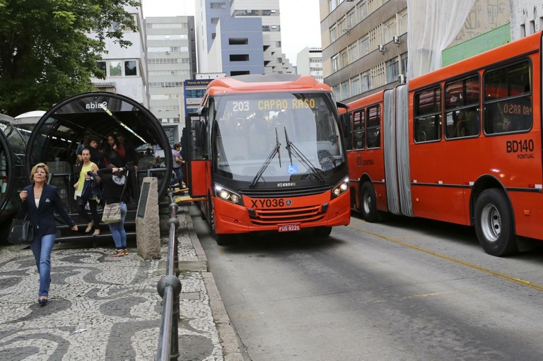 Ônibus de Curitiba podem ganhar áreas exclusivas para mulheres