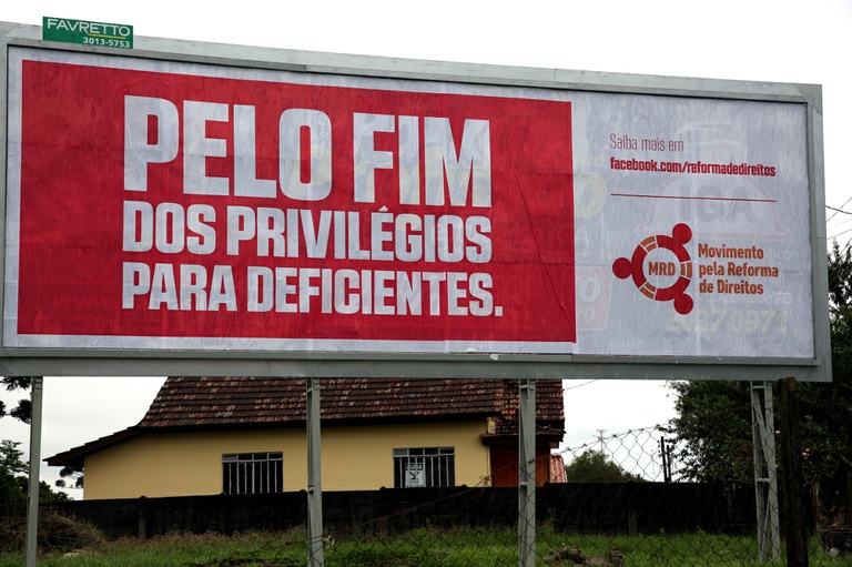 Outdoor pelo "fim dos privilégios a deficientes" revolta vereadores